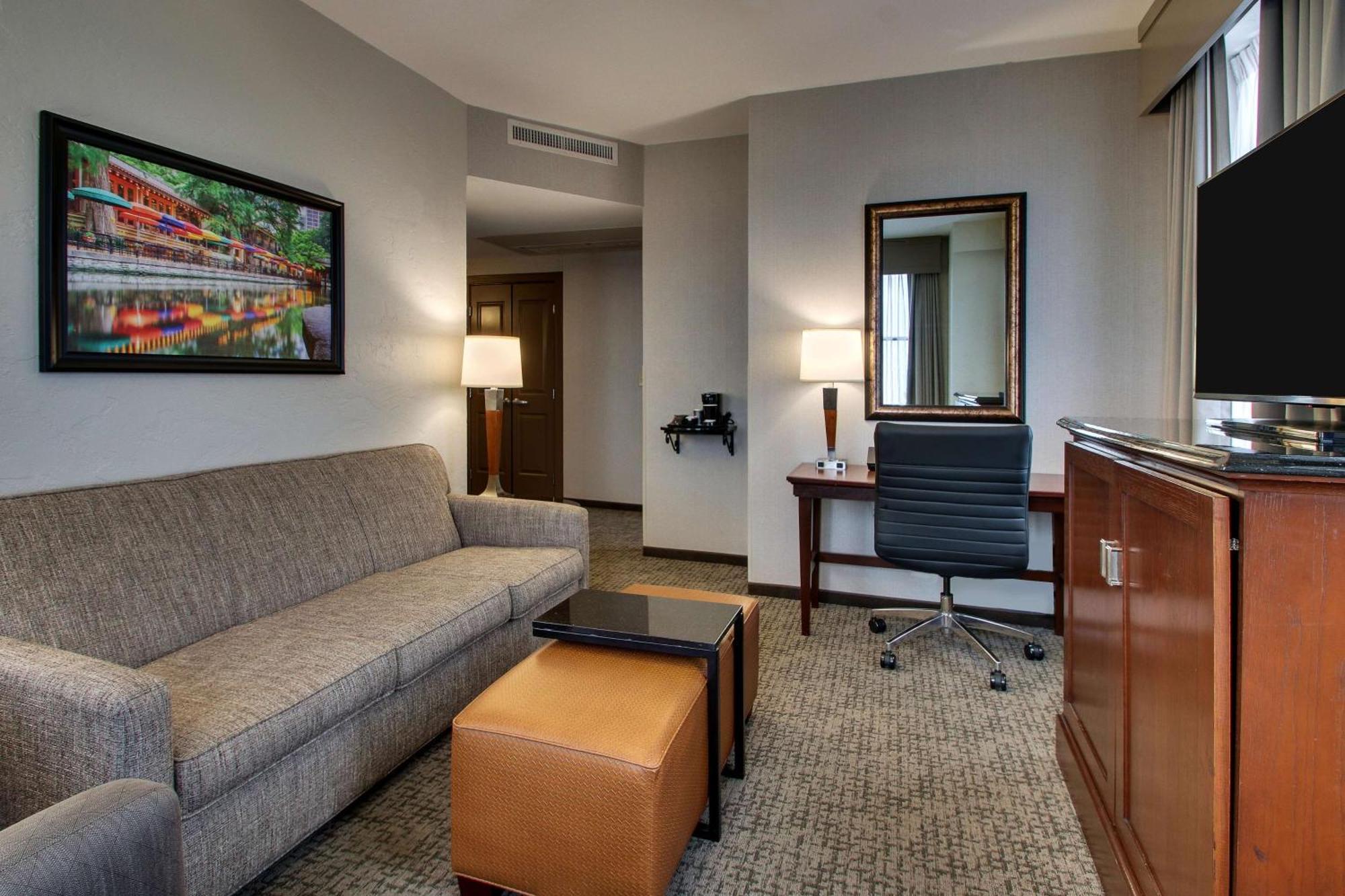 Drury Plaza Hotel San Antonio Riverwalk Room photo