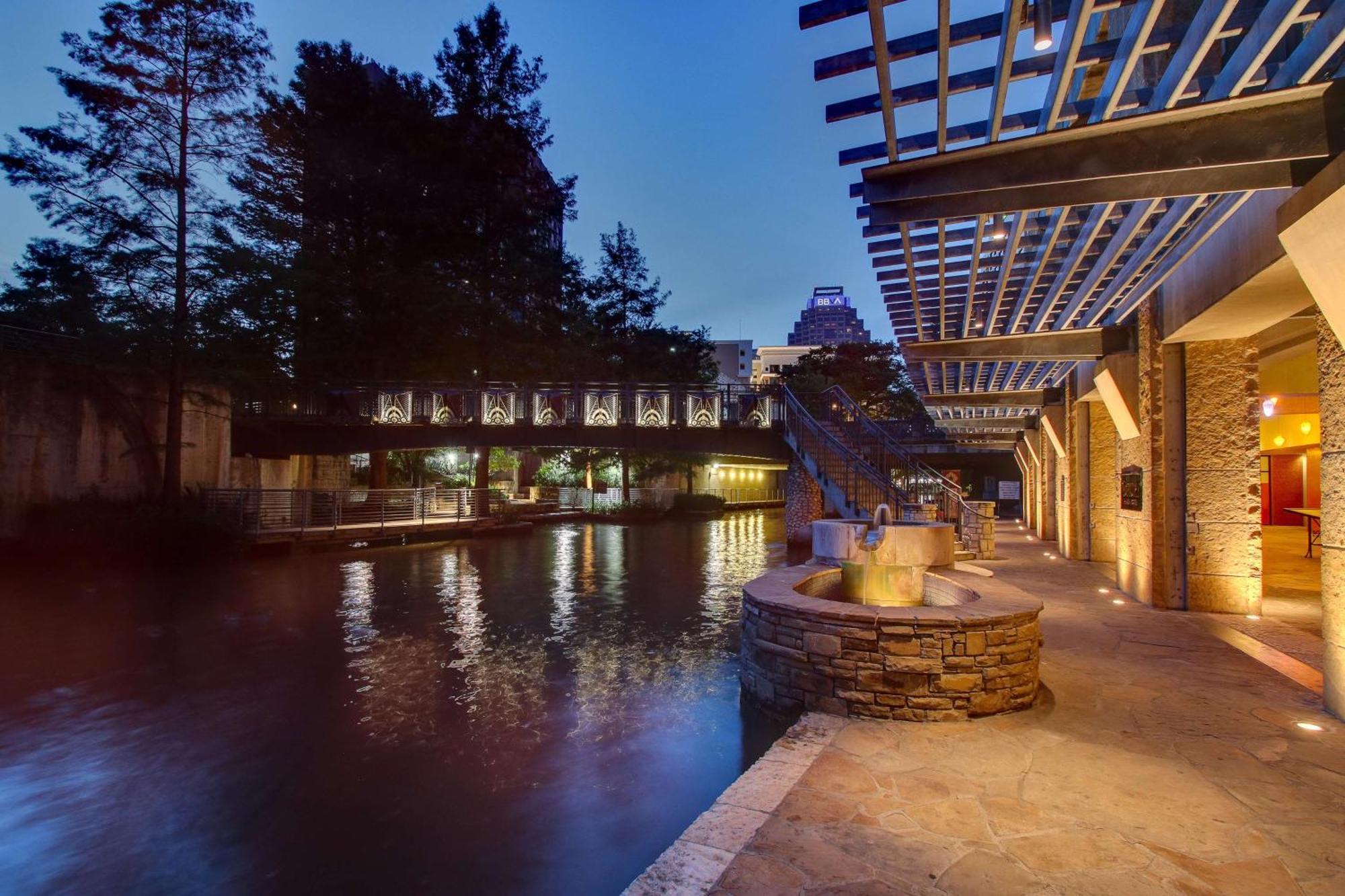 Drury Plaza Hotel San Antonio Riverwalk Exterior photo